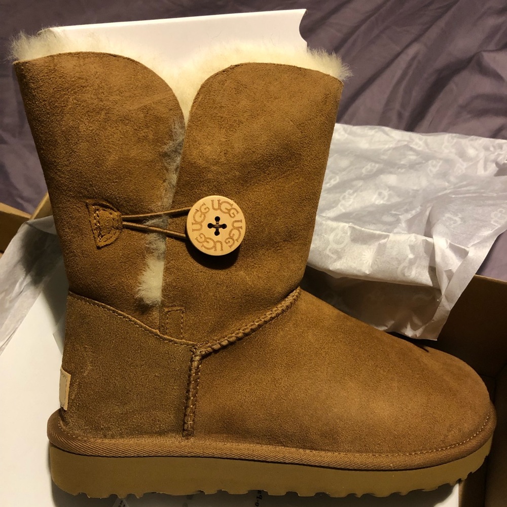 BNWT Ugg’s Bailey Button 2